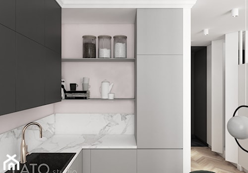 Projekt mieszkania typu studio w Warszawie - Mała otwarta z salonem biała fioletowa z podblatowym zlewozmywakiem kuchnia w kształcie litery u z marmurem nad blatem kuchennym - zdjęcie od LATO studio