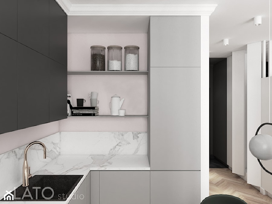 Projekt mieszkania typu studio w Warszawie - Mała otwarta z salonem biała fioletowa z podblatowym zlewozmywakiem kuchnia w kształcie litery u z marmurem nad blatem kuchennym - zdjęcie od LATO studio