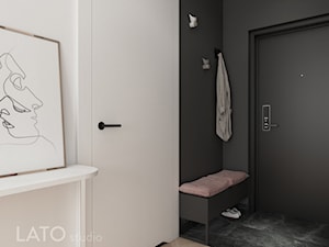 Projekt mieszkania typu studio w Warszawie - Średni z wieszakiem biały czarny hol / przedpokój - zdjęcie od LATO studio