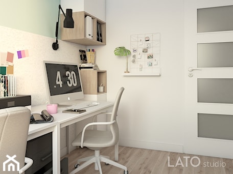 Aranżacje wnętrz - Biuro: Projekt kobiecego biura dla firmy Shablon - Małe białe zielone biuro, styl glamour - LATO studio. Przeglądaj, dodawaj i zapisuj najlepsze zdjęcia, pomysły i inspiracje designerskie. W bazie mamy już prawie milion fotografii!