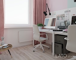 Projekt kobiecego biura dla firmy Shablon - Małe niebieskie różowe biuro, styl glamour - zdjęcie od LATO studio - Homebook
