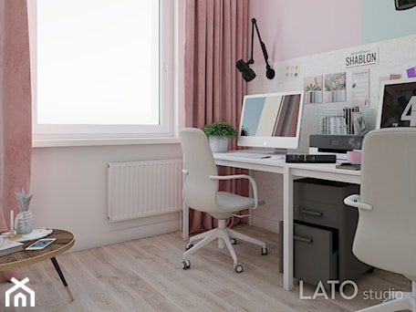 Aranżacje wnętrz - Biuro: Projekt kobiecego biura dla firmy Shablon - Małe niebieskie różowe biuro, styl glamour - LATO studio. Przeglądaj, dodawaj i zapisuj najlepsze zdjęcia, pomysły i inspiracje designerskie. W bazie mamy już prawie milion fotografii!