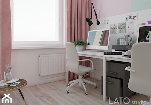 Projekt kobiecego biura dla firmy Shablon - Małe niebieskie różowe biuro, styl glamour - zdjęcie od LATO studio