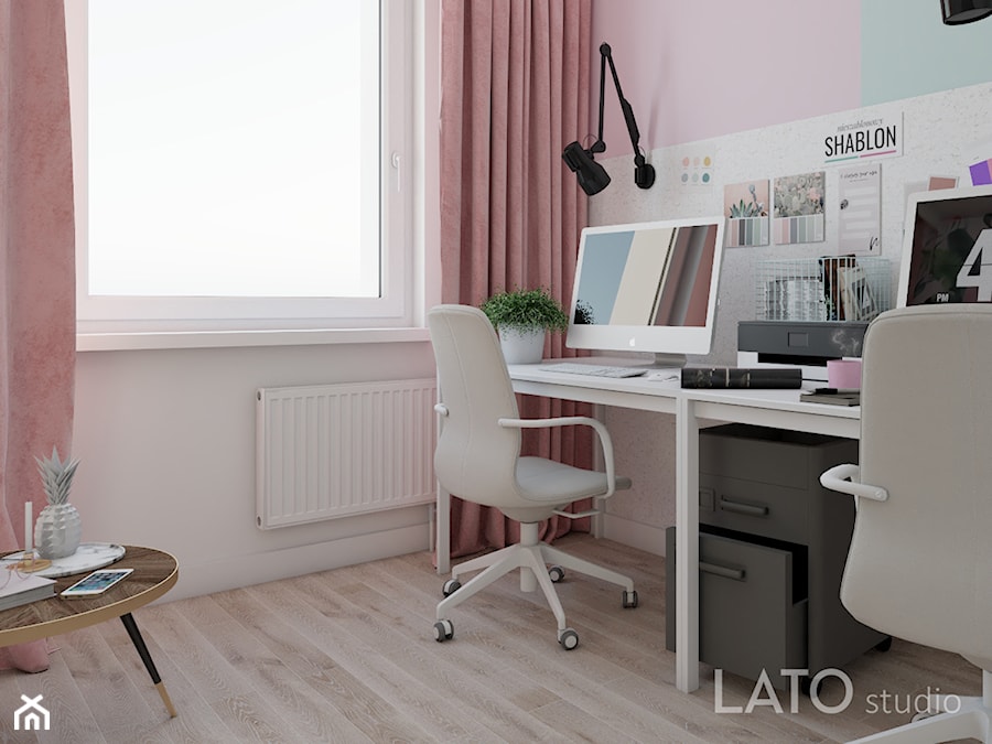 Projekt kobiecego biura dla firmy Shablon - Małe niebieskie różowe biuro, styl glamour - zdjęcie od LATO studio