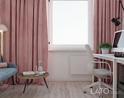 Projekt kobiecego biura dla firmy Shablon - Średnie z sofą białe różowe biuro, styl glamour - zdjęcie od LATO studio - Homebook