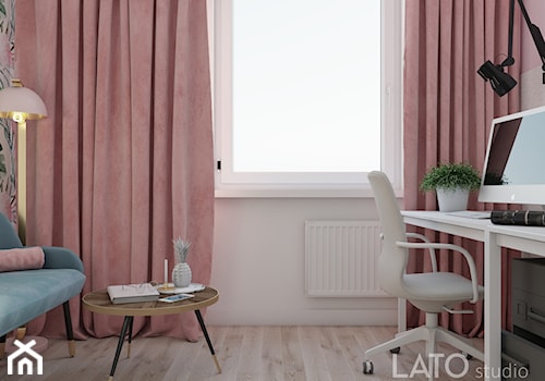 Projekt kobiecego biura dla firmy Shablon - Średnie z sofą białe różowe biuro, styl glamour - zdjęcie od LATO studio