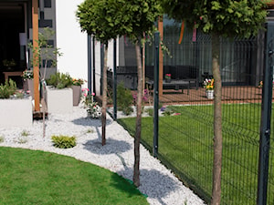 Mały nowoczesny ogród - realizacja projektu. - Średni ogród za domem z altaną, styl nowoczesny - zdjęcie od Kwitnące Ogrody