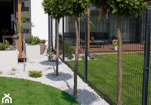 Mały nowoczesny ogród - realizacja projektu. - Średni ogród za domem z altaną, styl nowoczesny - zdjęcie od Kwitnące Ogrody