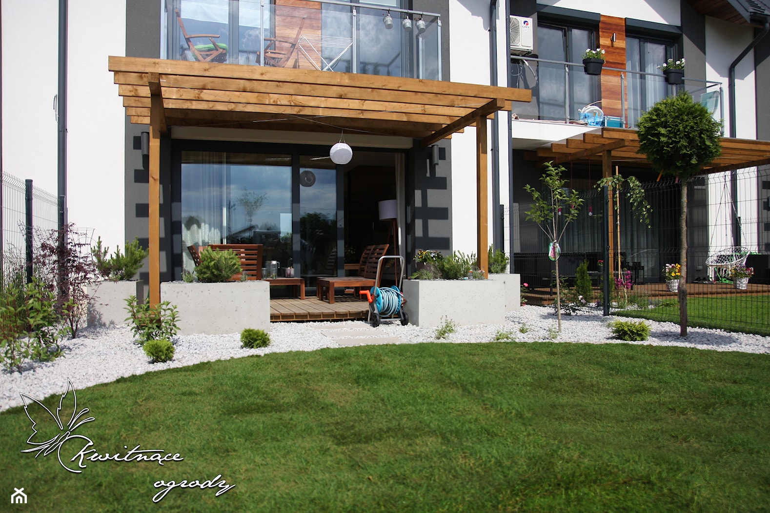 Mały nowoczesny ogród - realizacja projektu. - Mały ogród za domem, styl nowoczesny - zdjęcie od Kwitnące Ogrody - Homebook