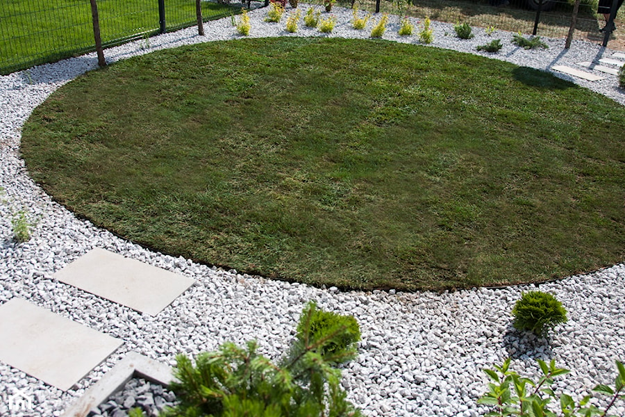 Mały nowoczesny ogród - realizacja projektu. - Ogród, styl nowoczesny - zdjęcie od Kwitnące Ogrody