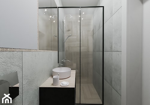 Izerska - Mała bez okna z lustrem z punktowym oświetleniem łazienka - zdjęcie od COB Interior