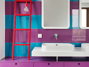 DOM POD LASEM - Mała z lustrem z dwoma umywalkami łazienka z oknem, styl nowoczesny - zdjęcie od DWORNICKA STUDIO