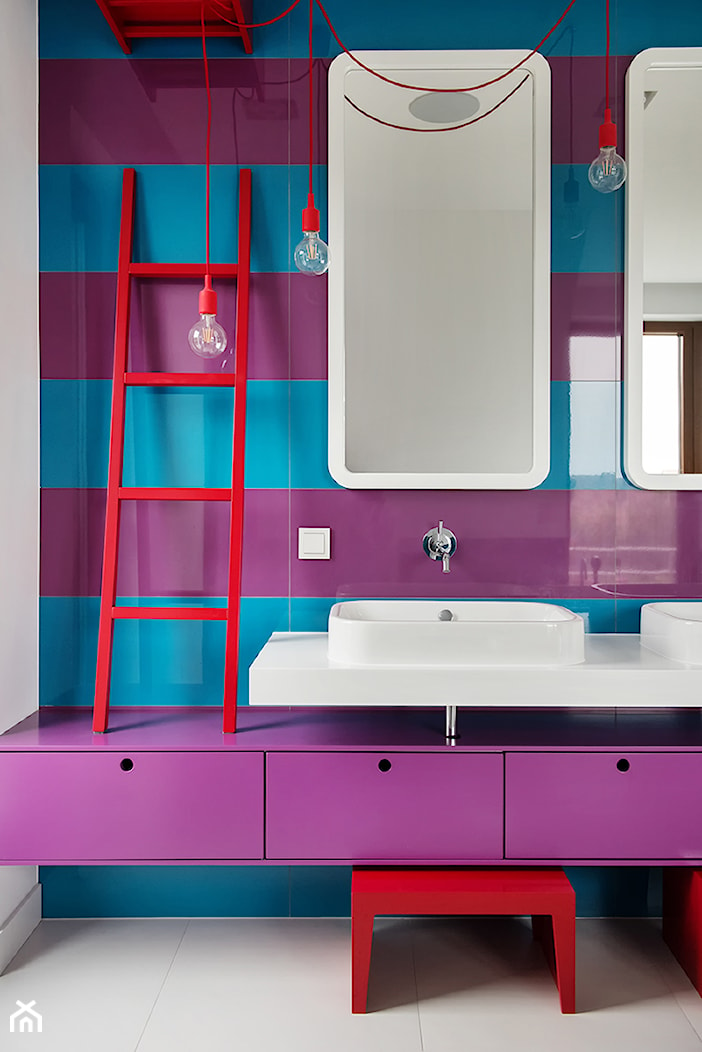 DOM POD LASEM - Mała z lustrem z dwoma umywalkami łazienka z oknem, styl nowoczesny - zdjęcie od DWORNICKA STUDIO - Homebook