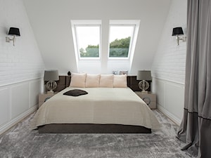 DOM POD LASEM - Średnia biała sypialnia na poddaszu, styl glamour - zdjęcie od DWORNICKA STUDIO