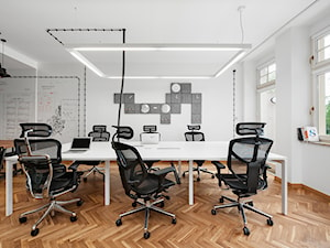 BIURO LIVECHAT_01 - Duże białe biuro, styl industrialny - zdjęcie od DWORNICKA STUDIO