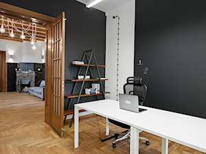 BIURO LIVECHAT_01 - Średnie w osobnym pomieszczeniu białe czarne biuro, styl industrialny - zdjęcie od DWORNICKA STUDIO