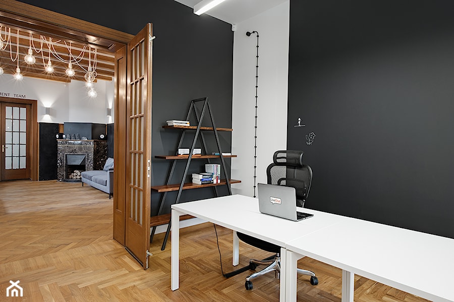BIURO LIVECHAT_01 - Średnie w osobnym pomieszczeniu białe czarne biuro, styl industrialny - zdjęcie od DWORNICKA STUDIO
