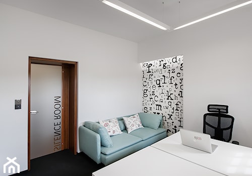 BIURO LIVECHAT_01 - Średnie z sofą białe czarne biuro, styl nowoczesny - zdjęcie od DWORNICKA STUDIO