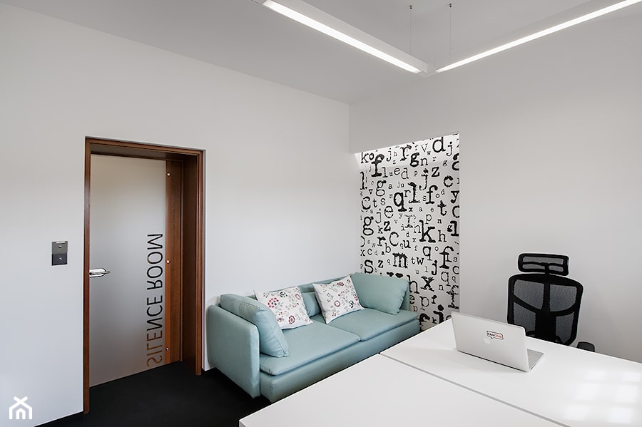 BIURO LIVECHAT_01 - Średnie z sofą białe czarne biuro, styl nowoczesny - zdjęcie od DWORNICKA STUDIO