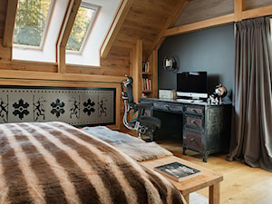 DOM W GÓRACH - Średnia czarna z biurkiem sypialnia na poddaszu z balkonem / tarasem - zdjęcie od DWORNICKA STUDIO