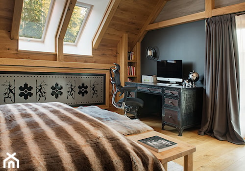 DOM W GÓRACH - Średnia czarna z biurkiem sypialnia na poddaszu z balkonem / tarasem - zdjęcie od DWORNICKA STUDIO