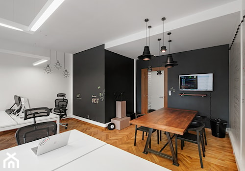 BIURO LIVECHAT_01 - Średnie duże białe czarne biuro, styl industrialny - zdjęcie od DWORNICKA STUDIO