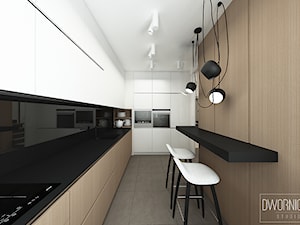 DOM Z OBRAZAMI - Średnia zamknięta czarna z zabudowaną lodówką z podblatowym zlewozmywakiem kuchnia w kształcie litery l z kompozytem na ścianie nad blatem kuchennym, styl nowoczesny - zdjęcie od DWORNICKA STUDIO