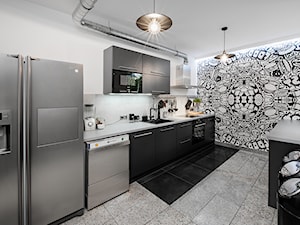 BIURO LIVECHAT_01 - Średnia otwarta biała czarna szara z lodówką wolnostojącą z nablatowym zlewozmywakiem kuchnia dwurzędowa z kompozytem na ścianie nad blatem kuchennym, styl industrialny - zdjęcie od DWORNICKA STUDIO