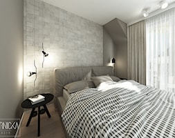 DOM Z OBRAZAMI - Średnia szara z panelami tapicerowanymi sypialnia z balkonem / tarasem, styl nowoc ... - zdjęcie od DWORNICKA STUDIO - Homebook