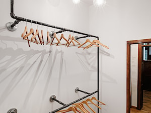 BIURO LIVECHAT_01 - Mała garderoba oddzielne pomieszczenie, styl industrialny - zdjęcie od DWORNICKA STUDIO