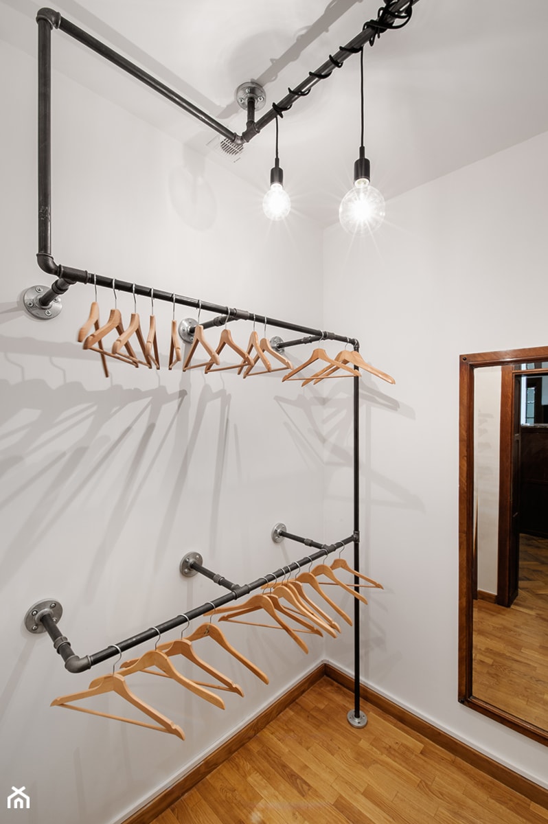 BIURO LIVECHAT_01 - Mała garderoba oddzielne pomieszczenie, styl industrialny - zdjęcie od DWORNICKA STUDIO