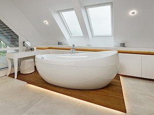 DOM POD LASEM - Duża na poddaszu z marmurową podłogą z punktowym oświetleniem łazienka z oknem, styl nowoczesny - zdjęcie od DWORNICKA STUDIO