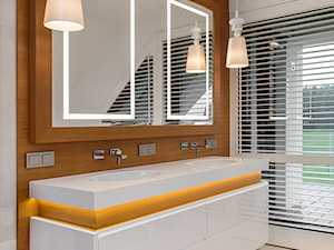 DOM POD LASEM - Średnia z lustrem z dwoma umywalkami z punktowym oświetleniem łazienka z oknem, styl nowoczesny - zdjęcie od DWORNICKA STUDIO