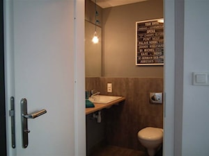 Nowoczesne, biało-szare mieszkanie - Mała na poddaszu bez okna łazienka - zdjęcie od Pracownia Aranżacji Wnętrz "O-kreślarnia"