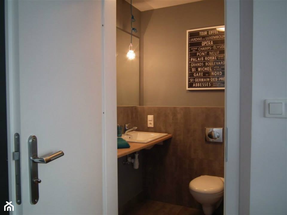 Nowoczesne, biało-szare mieszkanie - Mała na poddaszu bez okna łazienka - zdjęcie od Pracownia Aranżacji Wnętrz "O-kreślarnia" - Homebook