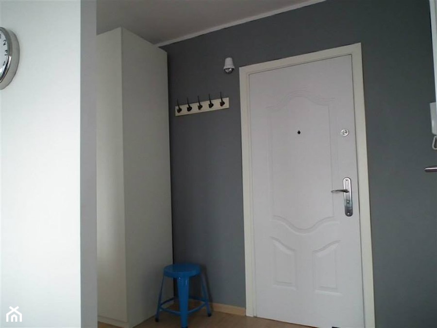 Nowoczesne, biało-szare mieszkanie - Średni z wieszakiem biały szary hol / przedpokój - zdjęcie od Pracownia Aranżacji Wnętrz "O-kreślarnia"