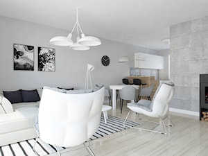 Duży biały salon z kuchnią z jadalnią - zdjęcie od Pracownia Aranżacji Wnętrz "O-kreślarnia"