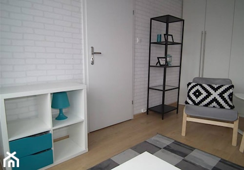 Nowoczesne, biało-szare mieszkanie - Mały biały salon - zdjęcie od Pracownia Aranżacji Wnętrz "O-kreślarnia"