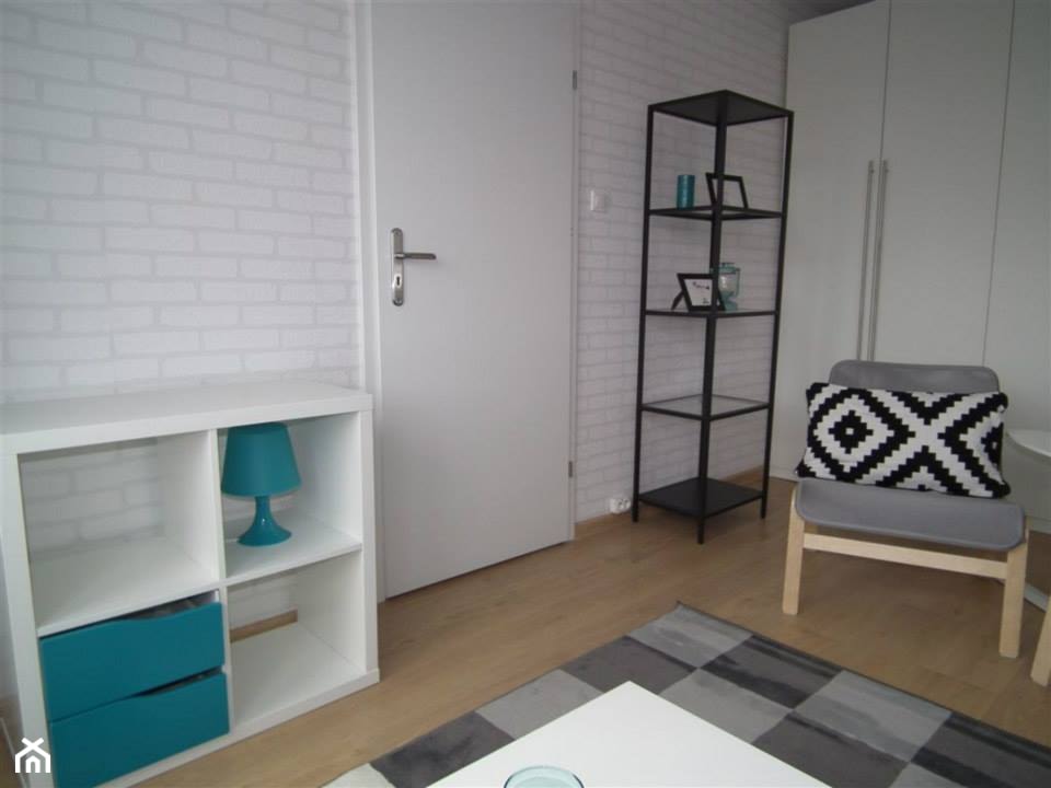 Nowoczesne, biało-szare mieszkanie - Mały biały salon - zdjęcie od Pracownia Aranżacji Wnętrz "O-kreślarnia" - Homebook