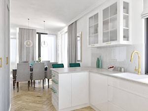 Salon, kuchnia i wiatrołap - Mała otwarta z kamiennym blatem biała kuchnia w kształcie litery l, styl glamour - zdjęcie od Pracownia Aranżacji Wnętrz "O-kreślarnia"