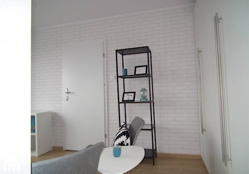 Nowoczesne, biało-szare mieszkanie - Mały biały salon - zdjęcie od Pracownia Aranżacji Wnętrz "O-kreślarnia"