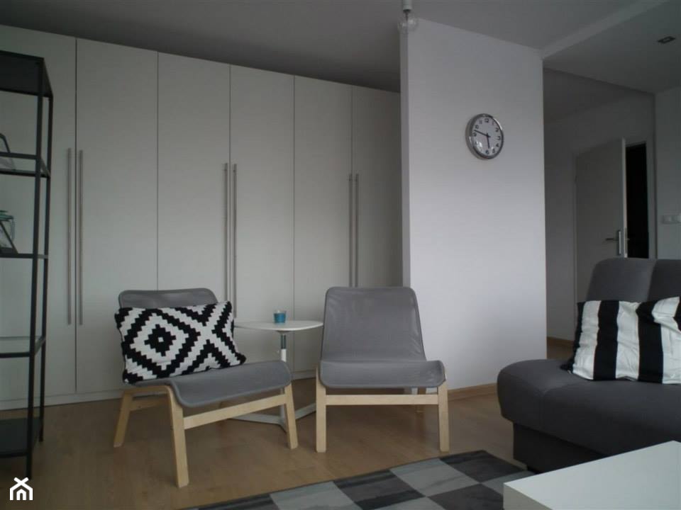 Nowoczesne, biało-szare mieszkanie - Średni biały salon - zdjęcie od Pracownia Aranżacji Wnętrz "O-kreślarnia" - Homebook