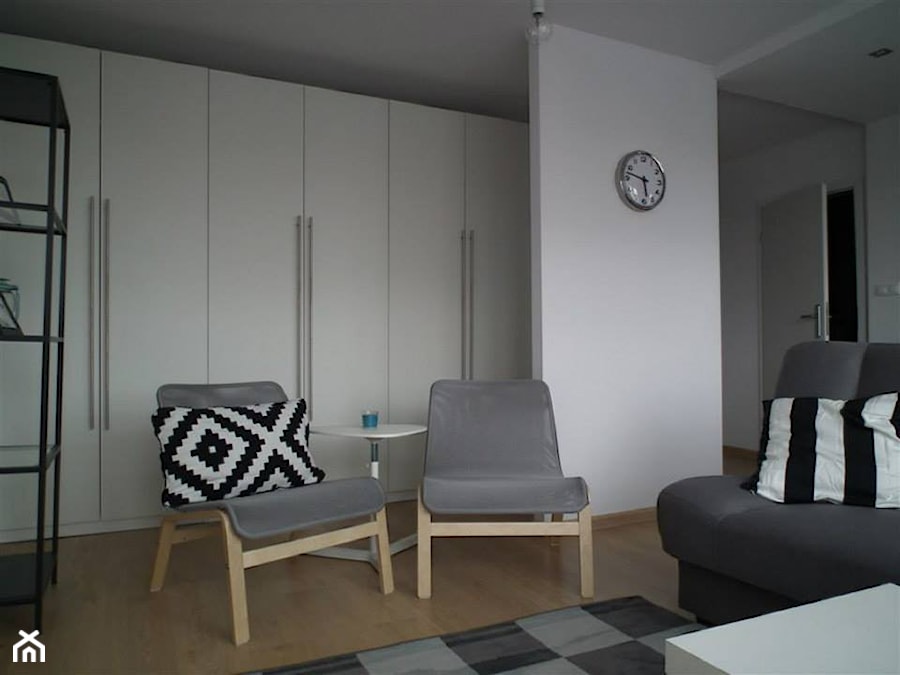 Nowoczesne, biało-szare mieszkanie - Średni biały salon - zdjęcie od Pracownia Aranżacji Wnętrz "O-kreślarnia"