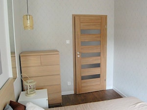 Przytulne 58 metrowe mieszkanie - Mała biała sypialnia - zdjęcie od Pracownia Aranżacji Wnętrz "O-kreślarnia"