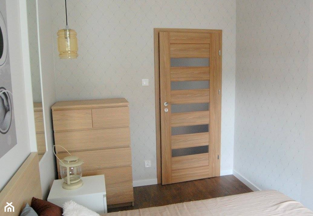 Przytulne 58 metrowe mieszkanie - Mała biała sypialnia - zdjęcie od Pracownia Aranżacji Wnętrz "O-kreślarnia" - Homebook