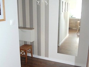 Przytulne 58 metrowe mieszkanie - Mały z wieszakiem biały szary hol / przedpokój - zdjęcie od Pracownia Aranżacji Wnętrz "O-kreślarnia"