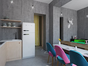 Oryginalne mieszkanie z betonem i sklejką - Średnia szara jadalnia w salonie w kuchni - zdjęcie od Pracownia Aranżacji Wnętrz "O-kreślarnia"
