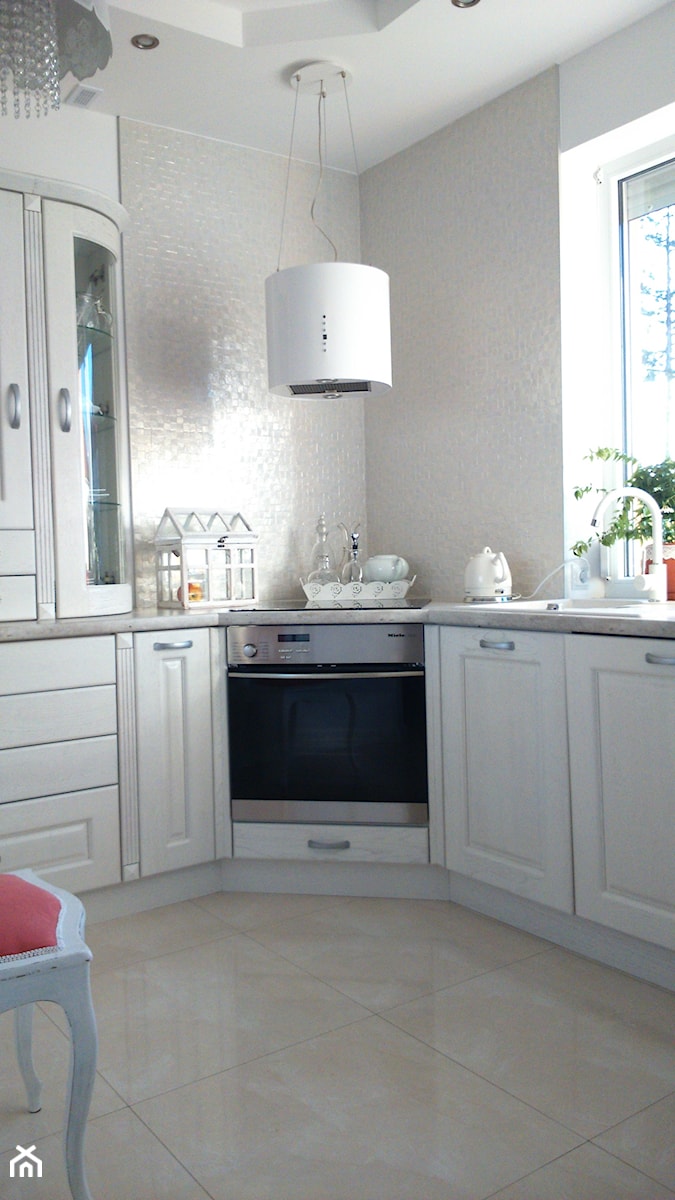 Średnia beżowa biała z zabudowaną lodówką z podblatowym zlewozmywakiem kuchnia w kształcie litery l z oknem - zdjęcie od Design