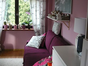 Metamorfoza pokoju młodzieżowego na pokój młodego małeństwa - Małe z sofą różowe biuro, styl prowansalski - zdjęcie od Martine1985