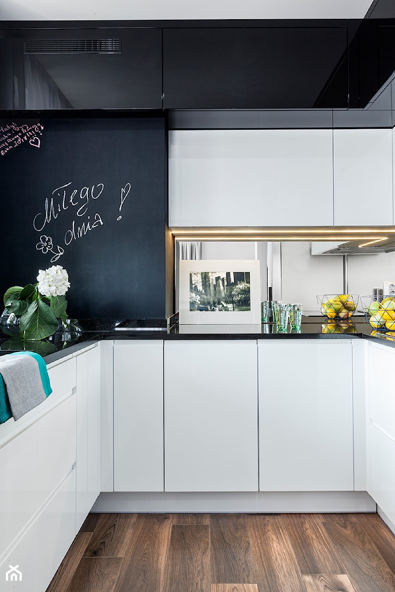 Kuchnia czarno-biała - Mała zamknięta z kamiennym blatem czarna z zabudowaną lodówką kuchnia w kształcie litery u z oknem, styl nowoczesny - zdjęcie od architektura&wnętrza Monika Kowalewska Pracownia Projektowa